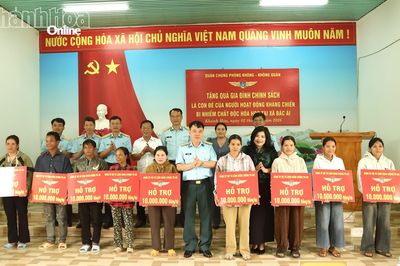 Thiếu tướng Vũ Đại Dương thăm, tặng quà gia đình chính sách tại xã Bác Ái