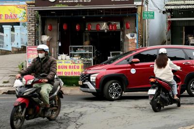 Hiểm họa chực chờ từ những ổ gà, nắp hố ga