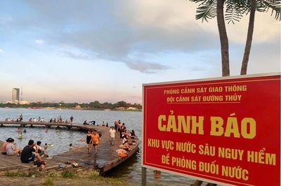 Tắm trên sông Hương, hiểm nguy rình rập