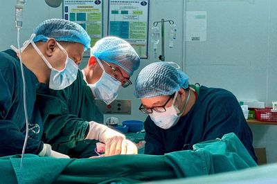 Tự ý uống thuốc nam, một phụ nữ nhập viện với khối u gan 20cm
