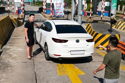 Tài xế tạt đầu chen hàng, dừng xe giữa trạm thu phí cao tốc để đấu khẩu