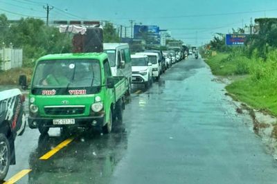Mưa lớn gây ngập cục bộ, ùn ứ kéo dài trên quốc lộ 1 qua Cà Mau