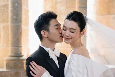 Siêu mẫu nội y Hề Mộng Dao khóa môi con trai 'vua sòng bài' trong hôn lễ ở Pháp