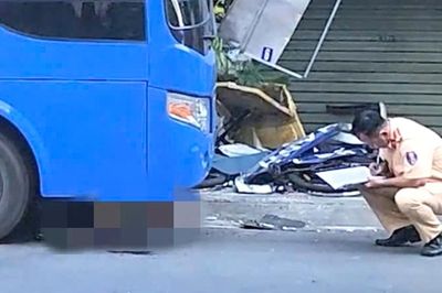 Hà Nội: Điều tra vụ tai nạn liên quan xe buýt và xe máy điện, một người tử vong