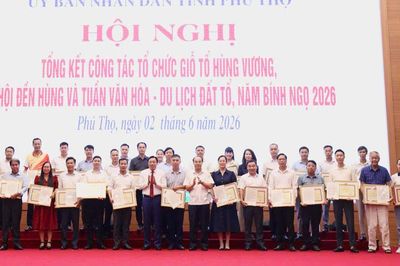 Bí thư Tỉnh ủy trao Thư khen, UBND tỉnh Phú Thọ tặng Bằng khen cho Tạp chí điện tử Văn hóa và Phát triển