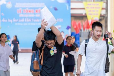 Hình ảnh đáng nhớ khép lại kỳ thi chuyên lớp 10 Hà Nội