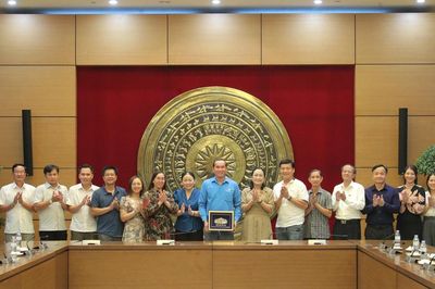 Đoàn đại biểu Liên đoàn Lao động tỉnh Cà Mau tham quan Nhà Quốc hội