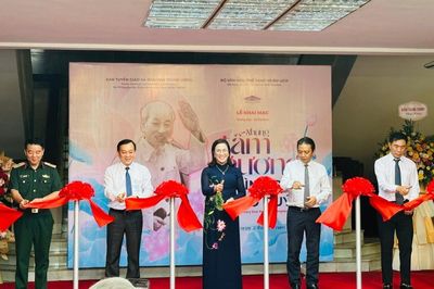 Khai mạc triển lãm 'Những tấm gương bình dị mà cao quý'