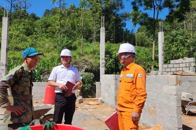 Theo chân thợ điện lên vùng Lục Khu