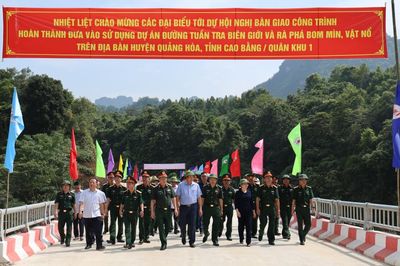 Quân khu 1 bàn giao công trình đã thi công rà phá bom mìn, vật nổ cho các xã trên địa bàn tỉnh