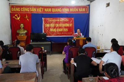 Trưởng Ban Tuyên giáo và Dân vận Tỉnh ủy Nông Thanh Tùng dự sinh hoạt tại Chi bộ xóm Bản Luộc, xã Nguyên Bình