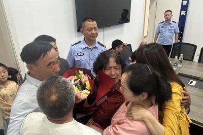 Nhờ bức thư của con trai, người mẹ 70 tuổi bật khóc đoàn tụ họ hàng sau hơn nửa thế kỷ xa quê khiến ai cũng nghẹn lòng