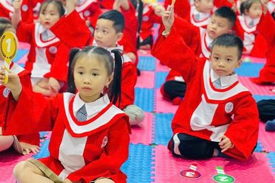 Dở khóc dở cười trẻ lên lớp 1 phải quay lại lớp mẫu giáo lớn