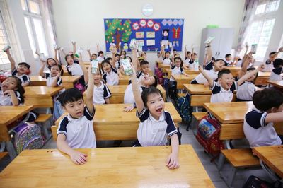 Con nghỉ hè, bố mẹ 'đảo lịch': Người gửi con, người lắp camera theo dõi từ xa