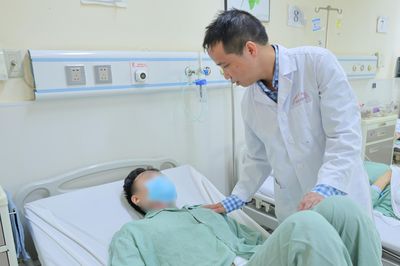 Đưa quả thận đứt rời ra ngoài sửa rồi ghép lại vị trí cũ
