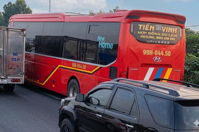 Từ clip trên mạng, CSGT xử phạt tài xế xe khách chạy vào làn khẩn cấp