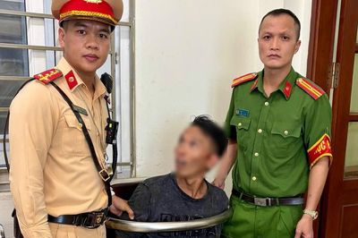 Khống chế kịp thời đối tượng dùng bồ cào đập phá xe của người đi đường ở Hà Nội