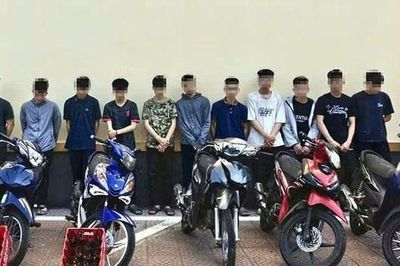 Nhóm thanh thiếu niên mang hung khí, náo loạn đường phố