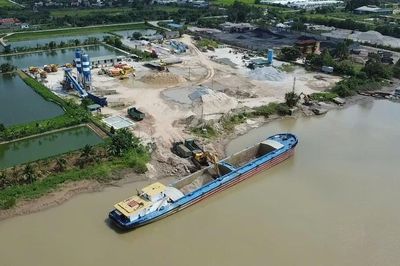 Tiếp vụ xe tải chạy rầm rập trên tuyến đê sông Luộc ở Hưng Yên: Liên tiếp bị đình chỉ, vi phạm vẫn nối dài