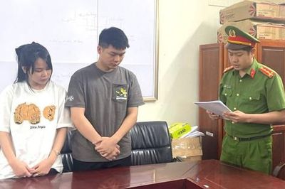 Hơn 5.000 bộ quần áo may gia công được 'hóa trang' thành các thương hiệu nổi tiếng bán trên TikTok
