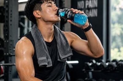 Tập luyện ngày hè: Khi nào nên dùng đồ uống thể thao thay vì nước lọc?