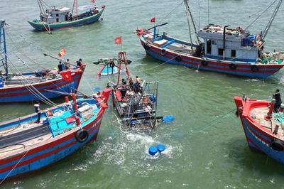 Chìm tàu cá công suất lớn gần cửa biển Nghệ An