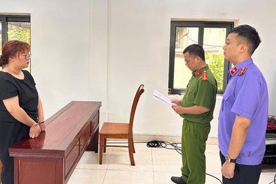 'Nữ quái' sinh năm 2k2 mang dao vào quán trà sữa chém người