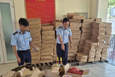 Giám sát tiêu hủy lô thực phẩm nhập lậu trị giá hơn 328 triệu đồng
