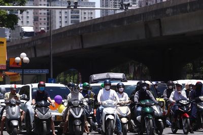 Bắc Bộ và Trung Bộ nắng nóng gay gắt, chiều tối có mưa dông