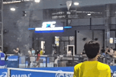 Sân pickleball bị dột, hóa 'thác nước' sau mưa lớn ở TP.HCM