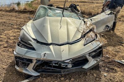Chevrolet Corvette C8 'nát bét' sau tai nạn, tài xế sống sót kỳ diệu