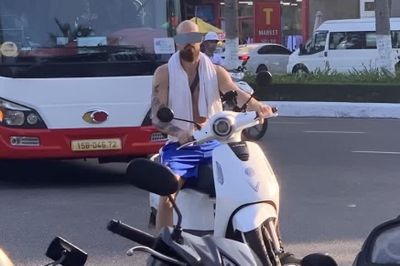 Khách nước ngoài đầu trần chạy xe máy 'quậy tung' Đà Nẵng