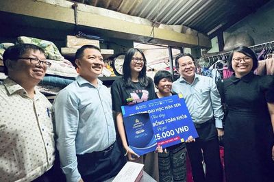 Trao học bổng toàn phần cho nữ lớp trưởng được 'nhặt nuôi' từ hẻm nhỏ