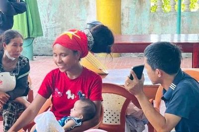 Quảng Trị: Hỗ trợ 3 mẹ con đi bộ 'xuyên Việt' giữa trời nắng nóng trở về nhà
