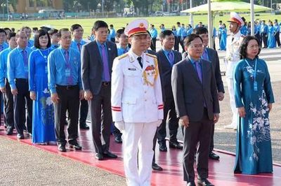Đoàn đại biểu dự Đại hội XIV Công đoàn Việt Nam vào Lăng viếng Chủ tịch Hồ Chí Minh