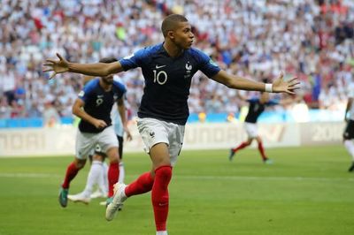 Mbappe sánh ngang Ronaldo 'béo', trở thành tay 'săn bàn' đỉnh nhất vòng knock-out World Cup