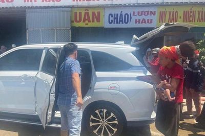 Người mẹ đưa 2 con nhỏ đi bộ qua miền Trung dưới nắng nóng trên 40 độ C