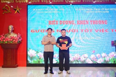 Khen thưởng thanh niên dũng cảm khống chế đối tượng dùng dao tấn công phụ nữ