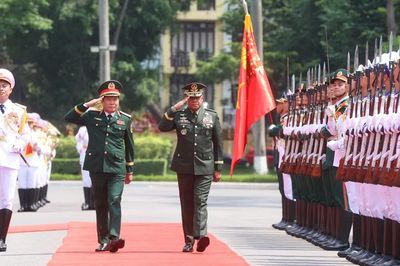 Đại tướng Nguyễn Tân Cương hội đàm với Tham mưu trưởng Lực lượng vũ trang Philippines