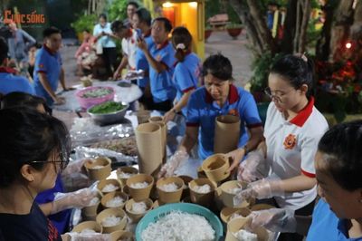 [GALLERY] Ấm lòng bún bò miễn phí của 'những chàng trai Hóc Môn'
