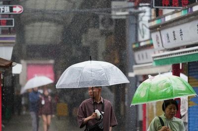 Mưa lớn, giao thông tê liệt ở thủ đô Tokyo