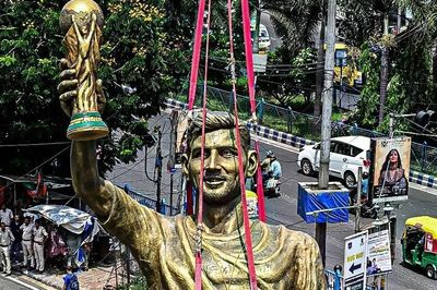 Tượng Lionel Messi bị tháo dỡ tại Ấn Độ