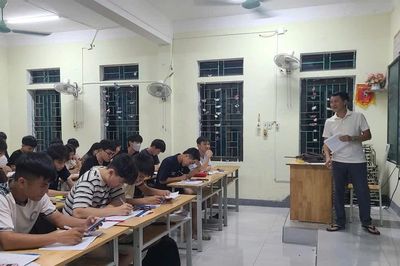 Lớp học đêm miễn phí tiếp sức sĩ tử trước Kỳ thi tốt nghiệp THPT 2026