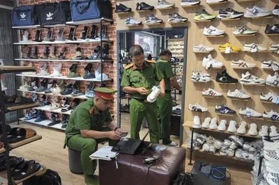 Đồng Nai tạm giữ gần 500 đôi giày dép nghi giả mạo các thương hiệu nổi tiếng
