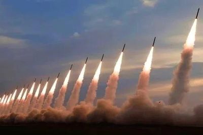 Còi báo động vang lên khắp vùng Vịnh, Mỹ - Iran tiếp tục đấu súng