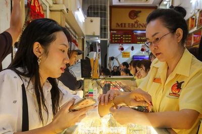 Lý do nhiều người dồn tiền mua vàng trang sức
