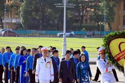 Đoàn đại biểu dự Đại hội XIV Công đoàn Việt Nam vào Lăng viếng Chủ tịch Hồ Chí Minh