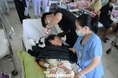 Những cây kéo nghĩa tình bên giường bệnh