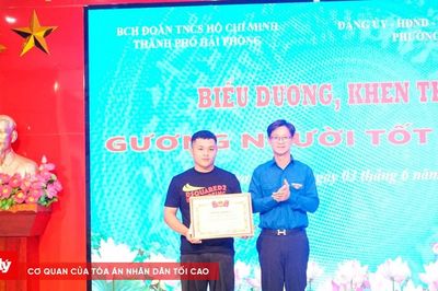 Khen thưởng nam thanh niên dũng cảm cứu phụ nữ khỏi kẻ cầm dao