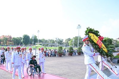 Đoàn đại biểu người có công tiêu biểu tỉnh Nghệ An dâng hoa, viếng Bác tại Lăng Chủ tịch Hồ Chí Minh